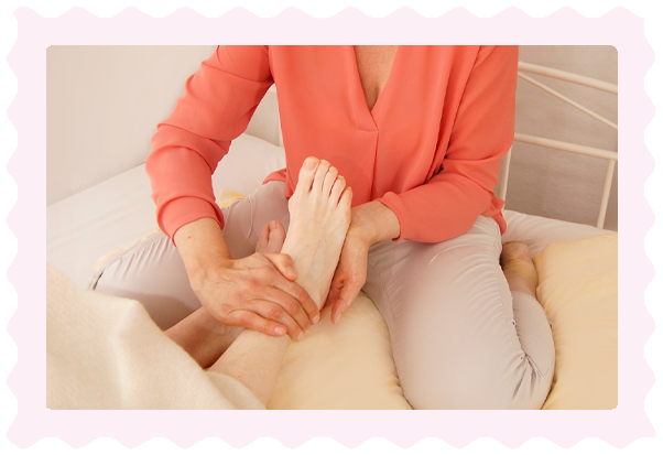Wohlfühlmassagen mit Fuß-, Hand-, Nacken- und Rückenberührungen